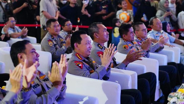Kapolri Jenderal Listyo Sigit Prabowo di acara Grand Final Stand-up Comedy pada HUT ke 77 Bhayangkara.