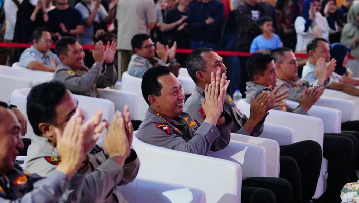 Kapolri Jenderal Listyo Sigit Prabowo di acara Grand Final Stand-up Comedy pada HUT ke 77 Bhayangkara.