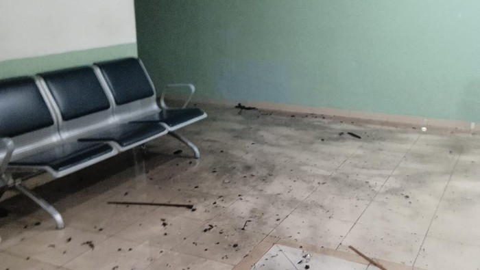 Kobaran api yang membakar bagian dapur RS Hermina Depok sudah padam. Petugas pemadam kebakaran (damkar) yang berjibaku memadamkan api sekitar 50 petugas.
