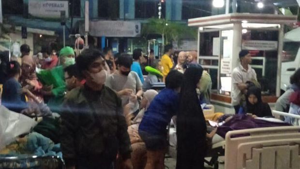 Kobaran api yang membakar bagian dapur RS Hermina Depok sudah padam. Petugas pemadam kebakaran (damkar) yang berjibaku memadamkan api sekitar 50 petugas.