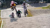 Para atlet bertanding pada BMX Indonesia Cup 2023 di Jakarta International BMX Track Pulomas, Jakarta, Minggu (23/7/2023).