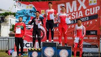 Lima peserta kelas elite berhak mendapatkan medali serta uang penghargaan.