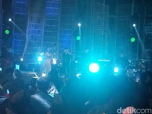 Denny Caknan-Yura Yunita Hangatkan Penonton di Hawa Dingin Jazz Gunung 2023