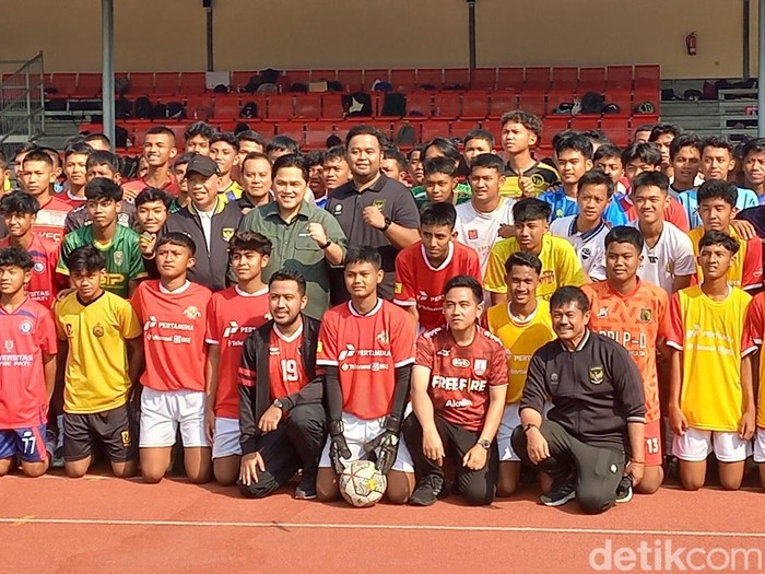 Ketua Umum PSSI Erick Thohir dan Walkot Solo Gibran Rakabuming Raka mengecek proses seleksi Timnas Indonesia U-17 di Stadion Sriwedari Kota Solo, Minggu (23/7/2023).