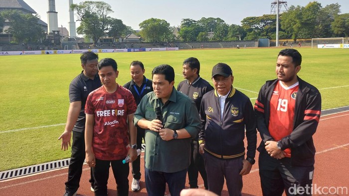 Ketua Umum PSSI Erick Thohir dan Walkot Solo Gibran Rakabuming Raka mengecek proses seleksi Timnas Indonesia U-17 di Stadion Sriwedari Kota Solo, Minggu (23/7/2023).