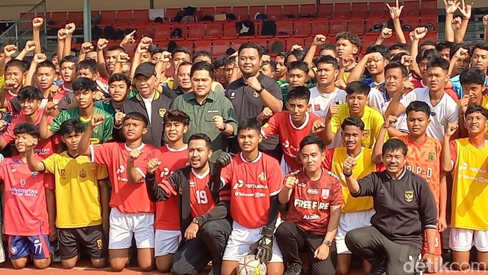 Ketua Umum PSSI Erick Thohir dan Walkot Solo Gibran Rakabuming Raka mengecek proses seleksi Timnas Indonesia U-17 di Stadion Sriwedari Kota Solo, Minggu (23/7/2023).
