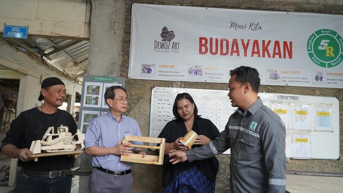 Astra melalui Yayasan Dharma Bhakti Astra (YDBA) terus berkomitmen melakukan kolaborasi dengan berbagai stakeholder untuk mendukung UMKM di Indonesia naik kelas, mandiri, dan berkelanjutan. Salah satu bentuk kolaborasi yang dilakukan YDBA adalah dengan mengajak IKEA Indonesia untuk hadir dalam kegiatan #AsikBersamaUMKM di Tarikolot, Bogor, Minggu (23/7/2023).