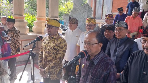Konferensi pers penyerahan dokumen Undang-Undang Nomor 15 Tentang Provinsi Bali oleh Ketua Komisi II DPR RI Ahmad Doli Kurnia Tanjung (kiri) bersama Gubernur Bali Wayan Koster (kanan) di Kantor Gubernur Bali, Minggu (23/7/2023).