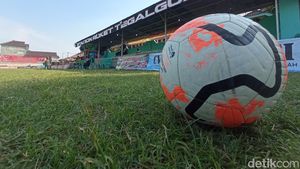 Potret Keseruan Liga Tarkam di Lapangan Roket FC Tegalgubug Cirebon