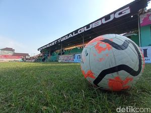 Potret Keseruan Liga Tarkam di Lapangan Roket FC Tegalgubug Cirebon