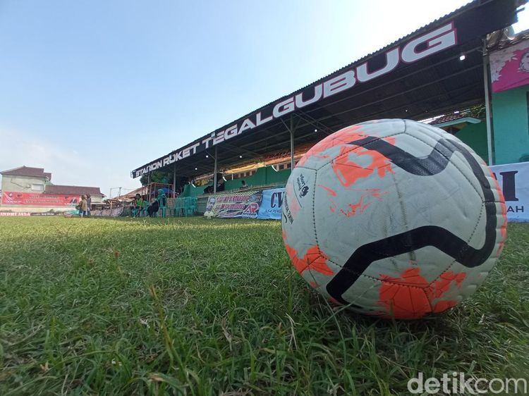 Potret Keseruan Liga Tarkam di Lapangan Roket FC Tegalgubug Cirebon