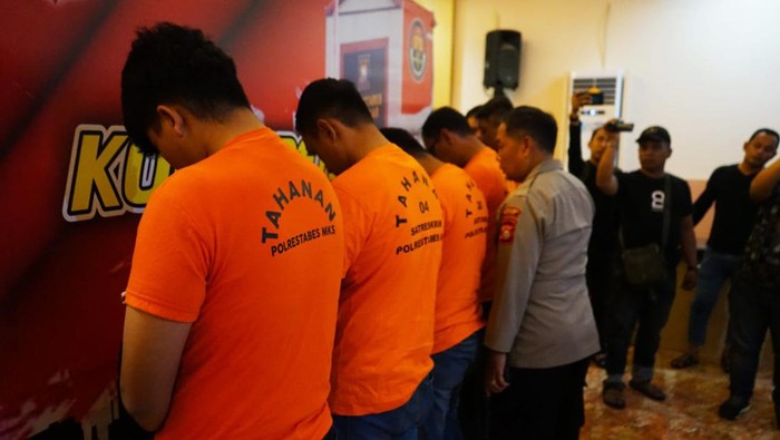 Lima orang karyawan Mandala Finance di Makassar, Sulawesi Selatan (Sulsel) ditangkap.