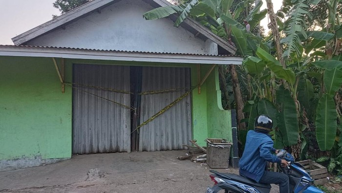 Penemuan barang-barang itupun menjawab keresahan warga sekitar. Warga mengaku sudah lapor polisi, tapi tempat tak kunjung ditutup.