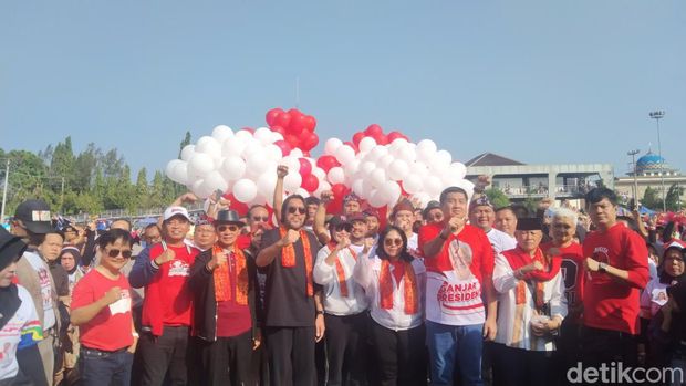 Maruarar Sirait dan Ketua PDIP Jabar Ono Surono bersama relawan di Majalengka