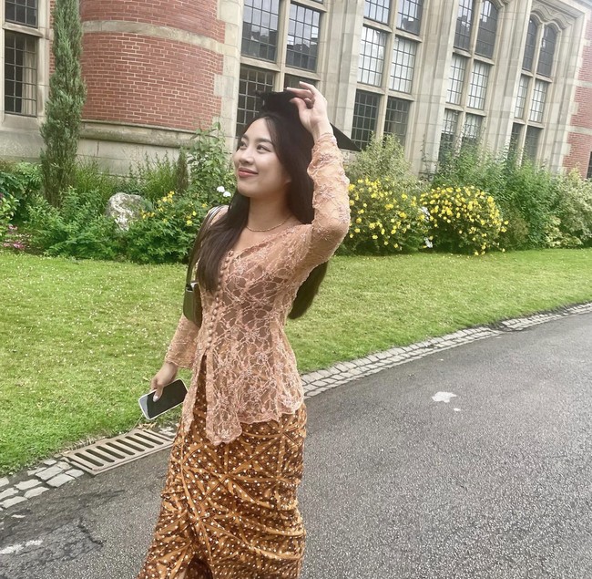 Di balik seragam wisudanya, Mezzaluna tampil berkebaya. Dia menggunakan kebaya warna peach dengan kain batik. Foto: Dok. Instagram/@mezzaluna