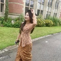Di balik seragam wisudanya, Mezzaluna tampil berkebaya. Dia menggunakan kebaya warna peach dengan kain batik. Foto: Dok. Instagram/@mezzaluna