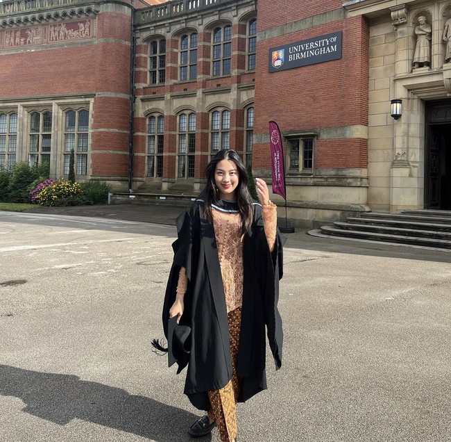 “Alhamdulillah, BA Anthropology & Political Science with Honours! Time to do music, stop corruption, and write ethnographies on the side,” tulisnya di Instagram. Foto: Dok. Instagram/@mezzaluna