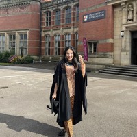 “Alhamdulillah, BA Anthropology & Political Science with Honours! Time to do music, stop corruption, and write ethnographies on the side,” tulisnya di Instagram. Foto: Dok. Instagram/@mezzaluna