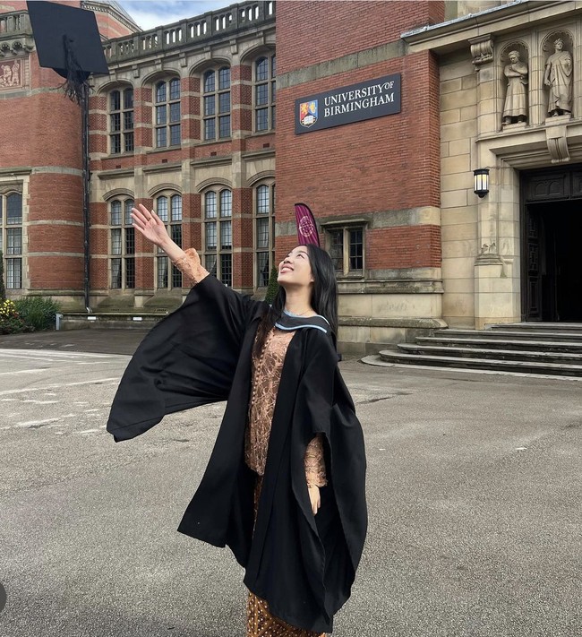 Gadis 22 tahun itu menjadi sarjana lulusan Anthropology and Political Science. Inilah potret Mezzaluna di hari wisudanya, lengkap dengan toga. Foto: Dok. Instagram/@mezzaluna
