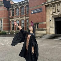Gadis 22 tahun itu menjadi sarjana lulusan Anthropology and Political Science. Inilah potret Mezzaluna di hari wisudanya, lengkap dengan toga. Foto: Dok. Instagram/@mezzaluna