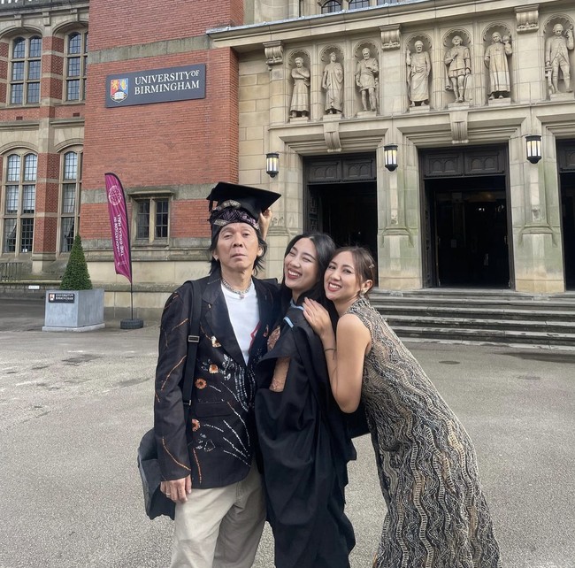 Bimbim dan istrinya Renny Setiawaty turut menghadiri wisuda putri mereka. Foto: Dok. Instagram/@mezzaluna