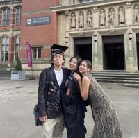 Bimbim dan istrinya Renny Setiawaty turut menghadiri wisuda putri mereka. Foto: Dok. Instagram/@mezzaluna