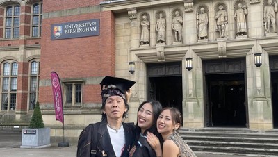Foto: Penampilan Putri Bimbim Slank Wisuda di Inggris, Cantik Berkebaya