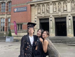 Foto: Penampilan Putri Bimbim Slank Wisuda di Inggris, Cantik Berkebaya