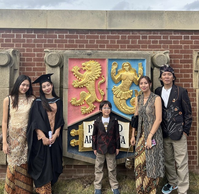 Keluarga Bimbim pun kompak menggunakan busana bernunasa Indonesia. Bimbim mengenakan batik dan udeng di kepalanya. Sementara sang istri mengenakan kebaya dan kain batik sebagai bawahan. Foto: Dok. Instagram/@mezzaluna