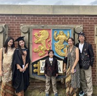 Keluarga Bimbim pun kompak menggunakan busana bernunasa Indonesia. Bimbim mengenakan batik dan udeng di kepalanya. Sementara sang istri mengenakan kebaya dan kain batik sebagai bawahan. Foto: Dok. Instagram/@mezzaluna