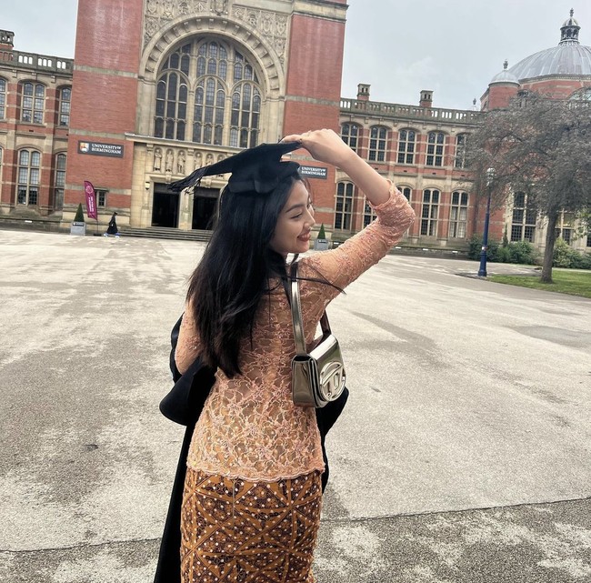 Tak banyak yang tahu jika Mezzaluna, putri Bimbim Slank menempuh pendidikan di Inggris. Dia baru saja lulus dari University of Birmingham. Foto: Dok. Instagram/@mezzaluna