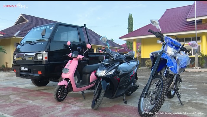 Mobil dan Motor yang Dikirimkan Presiden Jokowi untuk SMKN 2 Bengkulu Tengah