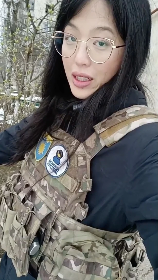 Fan-Pei Koung secara khusus membuat akun OnlyFans khusus yang dapat diakses tanpa cuma-cuma oleh para tentara Ukraina dan relawannya. Seperti dilansir dari NY Post,  perempuan asal Houston, Texas, AS, itu menawarkan jasa ‘dukungan emosional’ gratis hingga mengumpulkan donasi untuk segala upaya kemanusiaan. (Foto: Dok. Twitter)