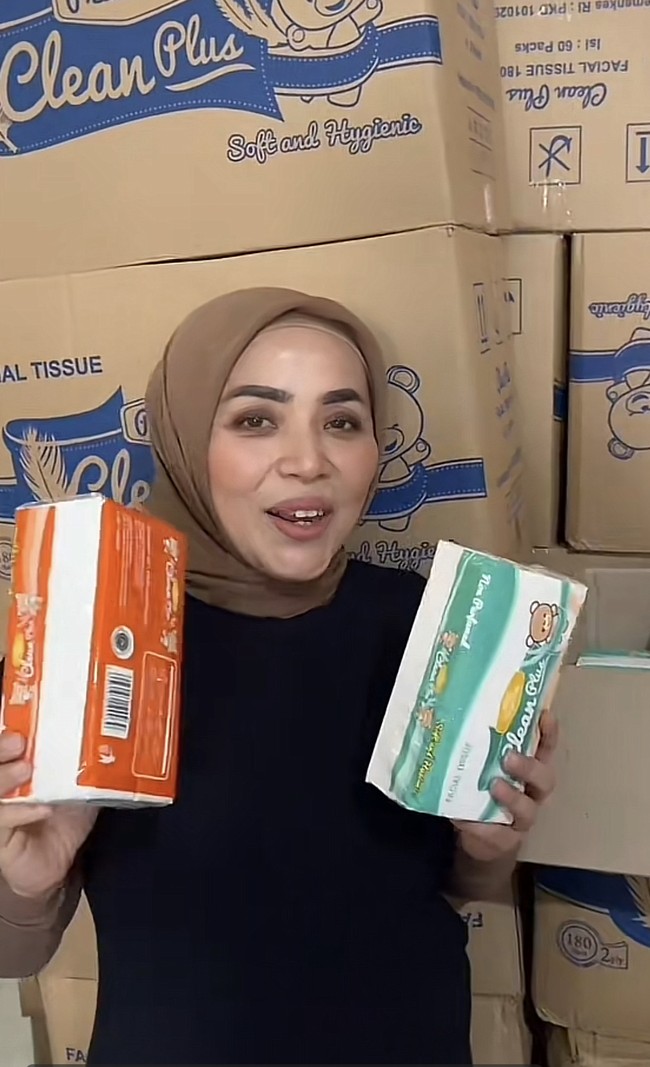 Muzdalifah juga berjualan berbagai macam model tisu, dari ukuran kecil hingga besar. Ia biasa berjualan melalui live di Tiktok. Foto: Tiktok @muzdalifahnurahma