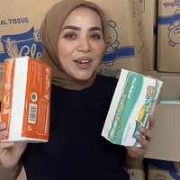 Muzdalifah juga berjualan berbagai macam model tisu, dari ukuran kecil hingga besar. Ia biasa berjualan melalui live di Tiktok. Foto: Tiktok @muzdalifahnurahma