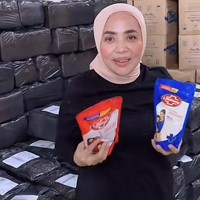 Muzdalifah pun mengatakan kalau menjadi wanita harus bisa bekerja keras. “Jadi wanitaa hrs wonder woman ,, karna kitaa gk tau nasib kita k depan nyaa gimna ,, jd wanita itu hrs pekerja keras ,, karna klau kita gk bisa menghasilkhan kita gk d hargain & d anggap yang Ada gk baik trussss meneruss & kita semakin tua umurr kitaa,” tulisnya di Instagram. Foto: Tiktok @muzdalifahnurahma