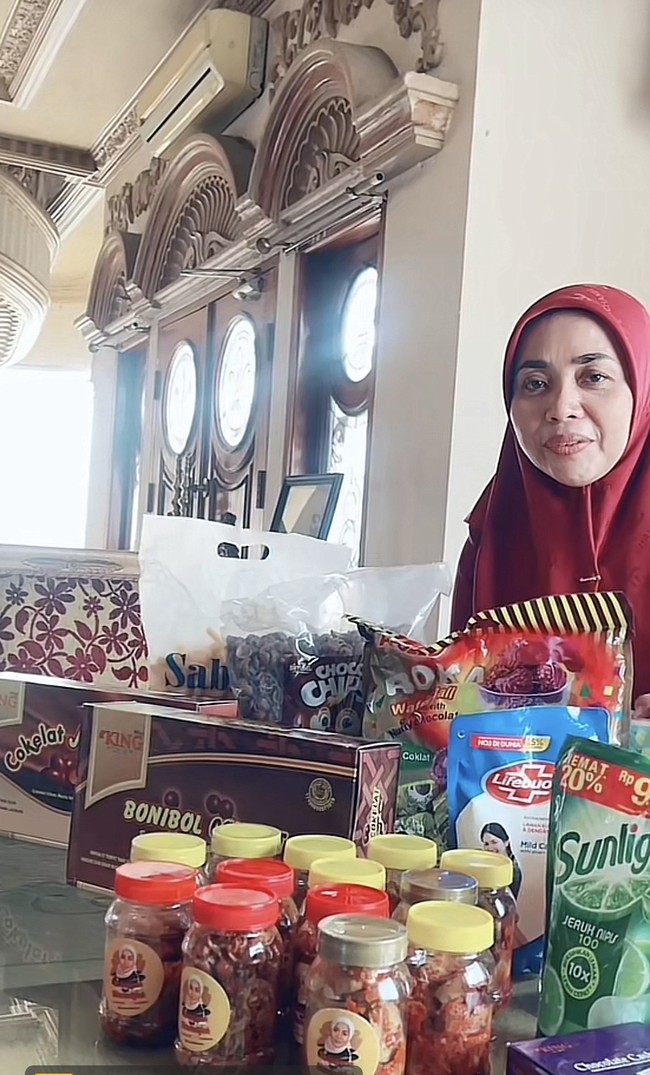 Seperti saat ini, Muzdalifah tidak malu berjualan aneka makanan ringan, seperti cokelat, sabun cuci piring, sabun mandi, hingga sabun cuci baju. Foto: Tiktok @muzdalifahnurahma