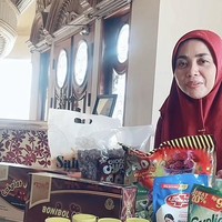 Seperti saat ini, Muzdalifah tidak malu berjualan aneka makanan ringan, seperti cokelat, sabun cuci piring, sabun mandi, hingga sabun cuci baju. Foto: Tiktok @muzdalifahnurahma