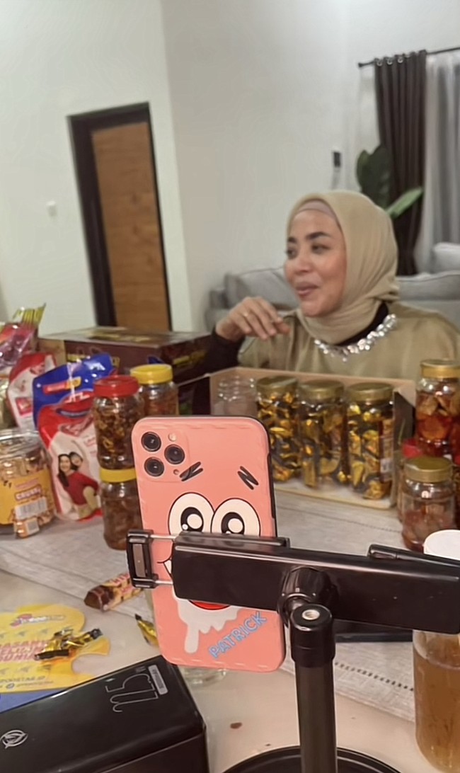 Muzdalifah juga menjual aneka sambal yang menjadi bagian dari bisnis makanannya. Foto: Tiktok @muzdalifahnurahma