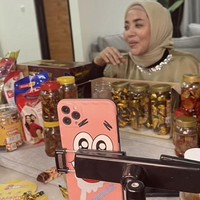 Muzdalifah juga menjual aneka sambal yang menjadi bagian dari bisnis makanannya. Foto: Tiktok @muzdalifahnurahma