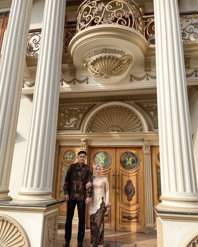 Ini merupakan potret Muzdalidah bersama suaminya saat ini, Fadel Islami. Foto: Instagram @muzdalifah999