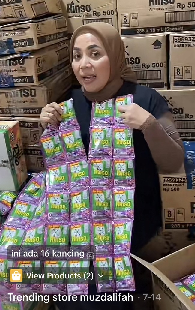 Mantan istri Nassar, Muzdalifah, kini berjualan kebutuhan rumah tangga. Ia berjualan tisu, aneka makanan ringan, hingga sabun cuci sachet. Foto: Tiktok @muzdalifahnurahma Foto: Dok. Tiktok @muzdalifahnurahma