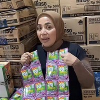 Mantan istri Nassar, Muzdalifah, kini berjualan kebutuhan rumah tangga. Ia berjualan tisu, aneka makanan ringan, hingga sabun cuci sachet. Foto: Tiktok @muzdalifahnurahma Foto: Dok. Tiktok @muzdalifahnurahma