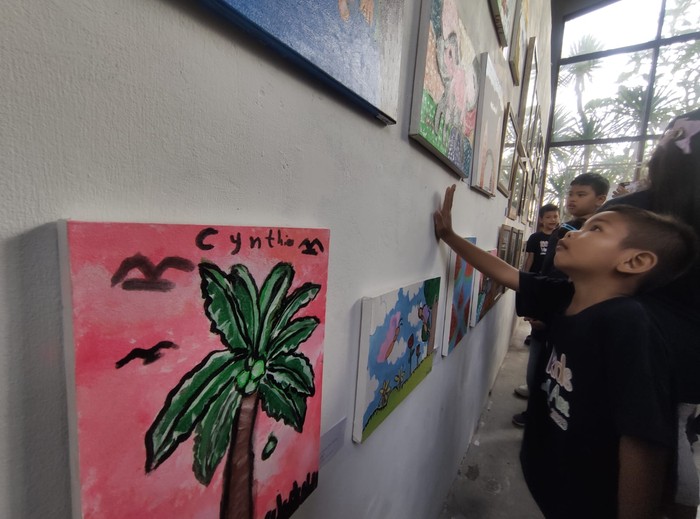 Pameran Karya seni lukis ratusan anak-anak Guwang Sukawati, Gianyar dalam rangka Hari Anak nasional (HAN) tahun 2023, Minggu (23/7/2023). (Istimewa)
