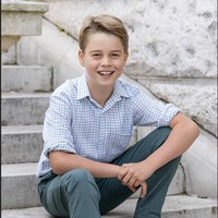 Pengaran George merayakan 10 tahun di foto ini. Beranjak remaja, si sulung dari tiga bersaudara ini dipotret dengan gaya yang lebih formal. Ia berkemeja lengan panjang yang digulung, dipadu chinos dan sepatu berbahan suede. (Foto: Kensington Palace)