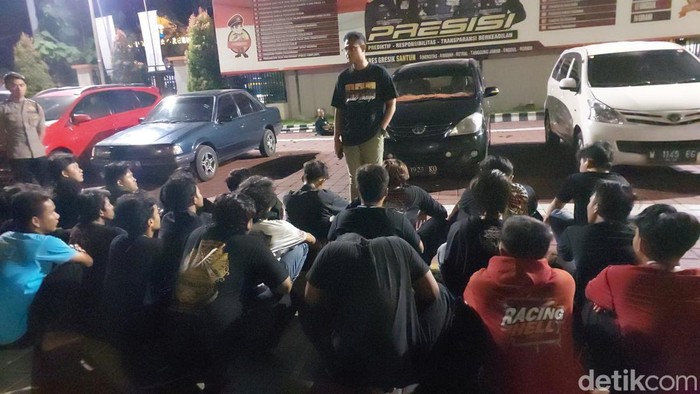 Para pesilat yang sempat bikin rusuh diamankan di Polres Gresik