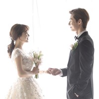 Meskipun diambil untuk keperluan syuting Concrete Utopia, tak sedikit yang menilai keduanya tampak serasi sebagai pasutri. Foto: Instagram