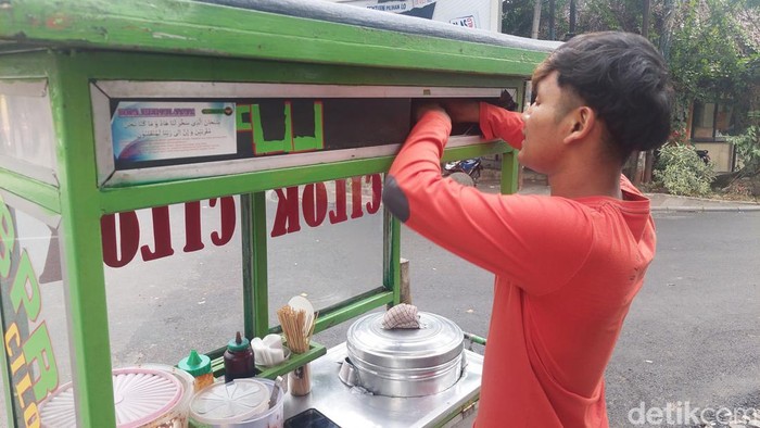 Pedagang cilok di Bandung.