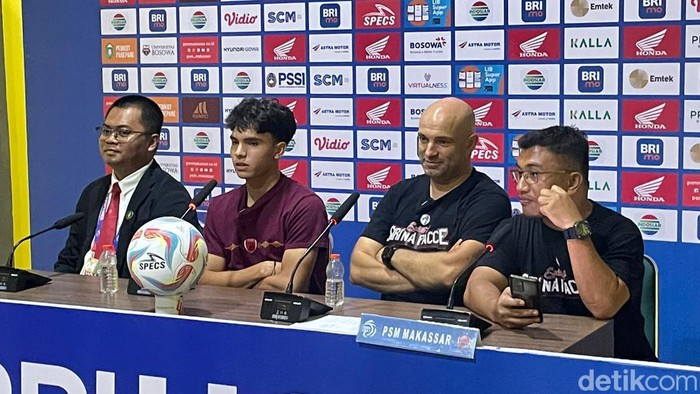 Pelatih PSM Makassar Bernardo Tavares dan pemain Victor Dethan.