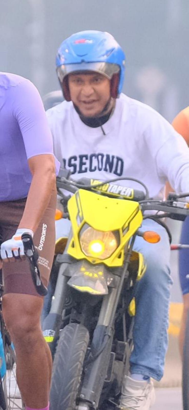 Seorang pemotor diduga menyenggol rombongan road biker di Jalan Sudirman, Jakarta Pusat. Akibatnya 3 pesepeda jatuh dan mengalami luka-luka.